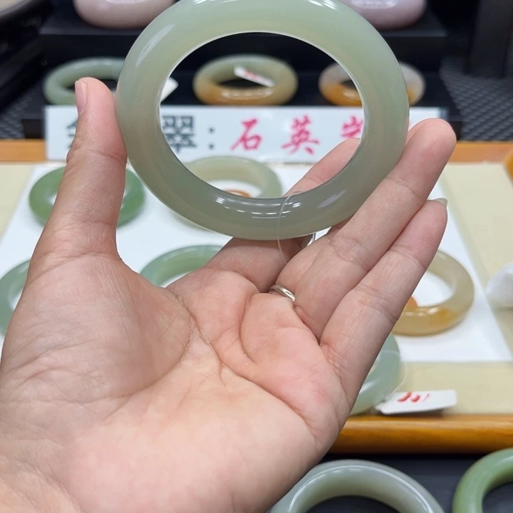 未镶嵌手镯石英质玉临*