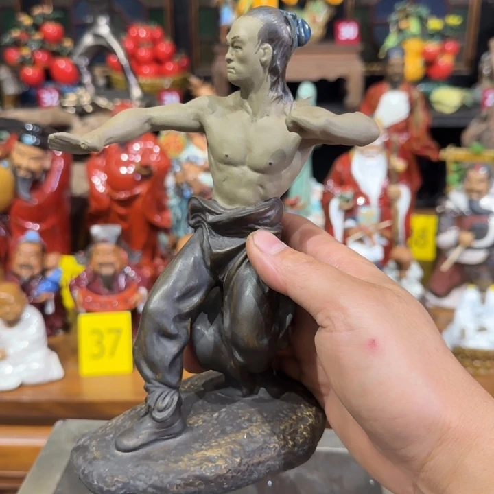 石湾公仔衬托盆景漂亮