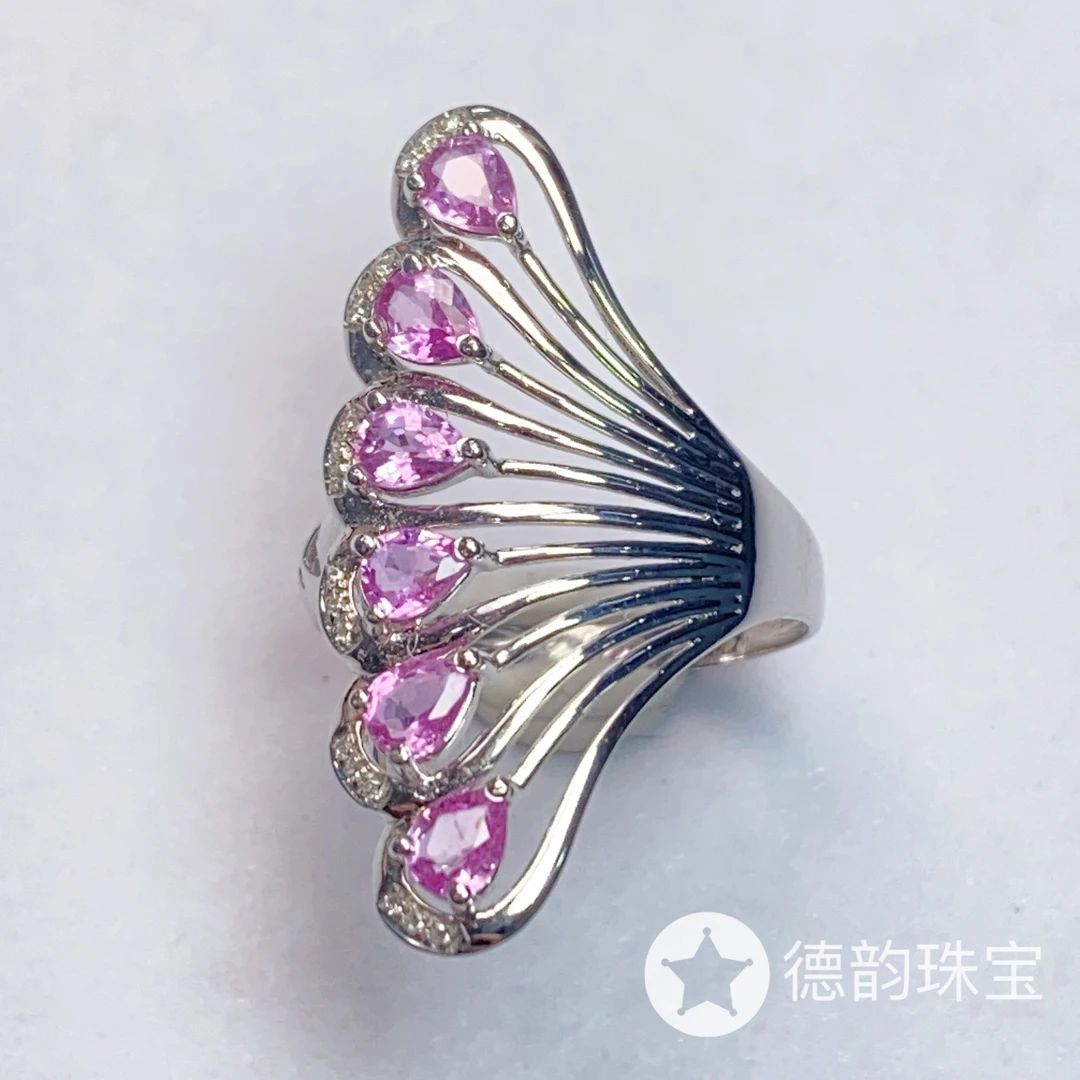 18K金镶嵌蓝宝石戒指