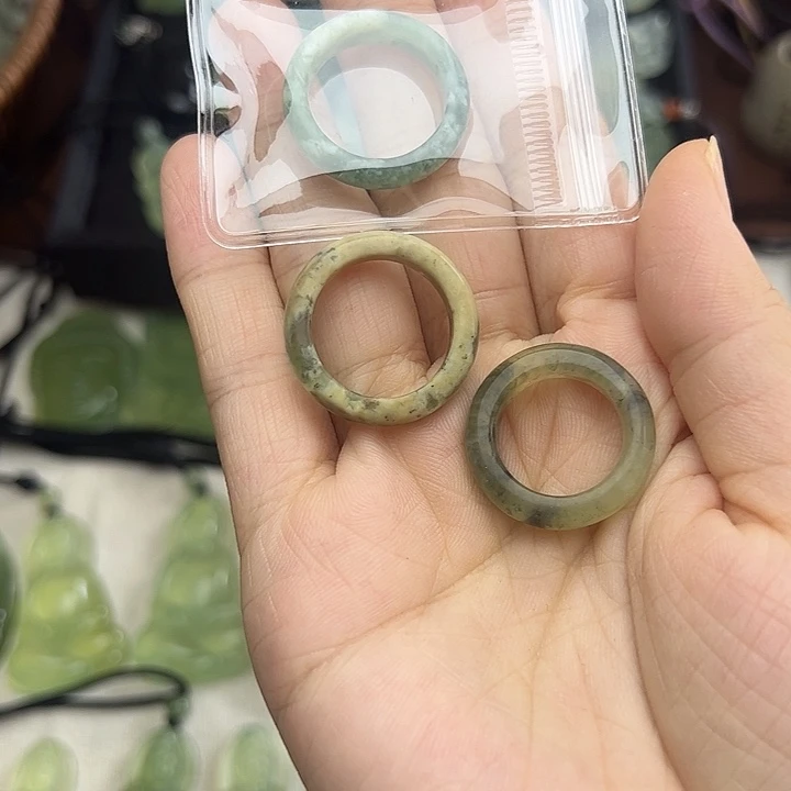 未镶嵌岫玉颈饰吊坠