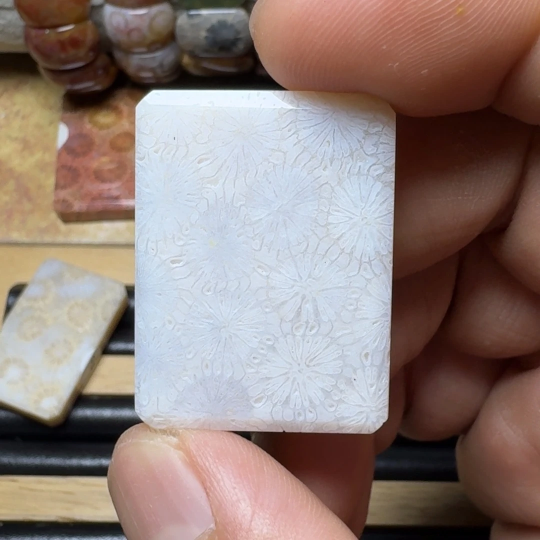 硅化玉手工牌 白色大花未镶嵌