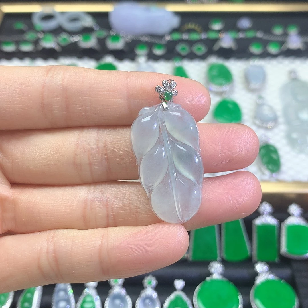 颈饰18K金镶嵌翡翠吊坠