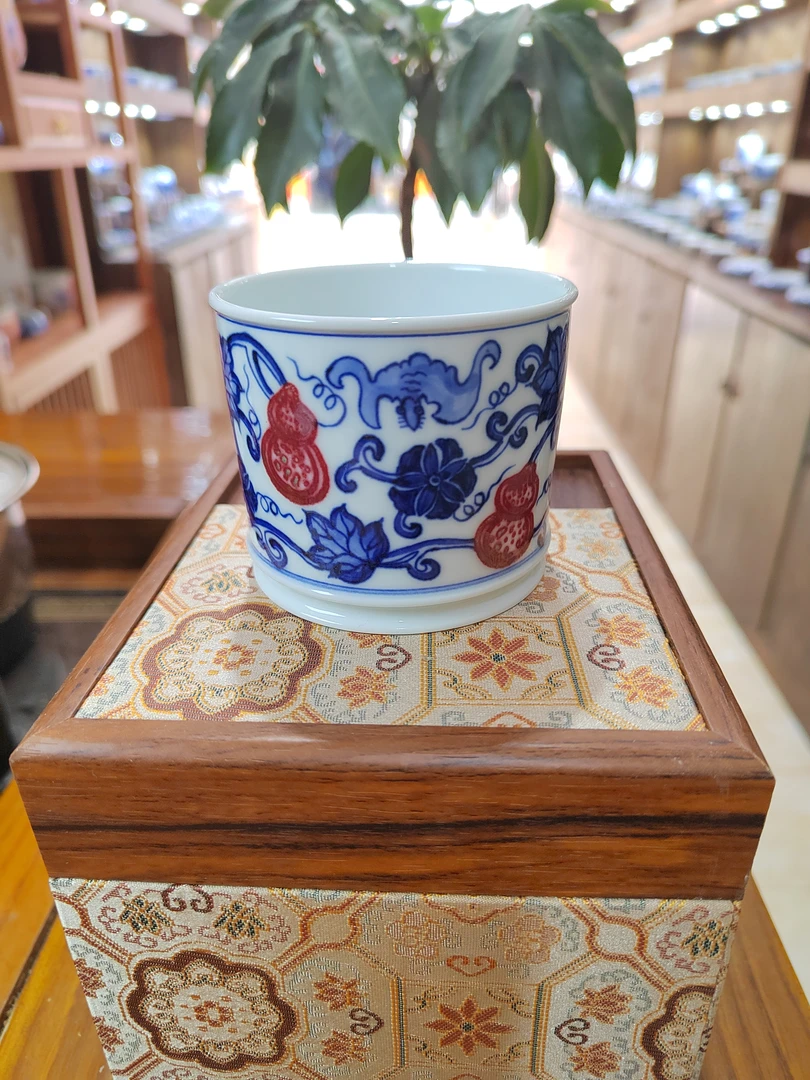 景德镇手绘青花釉里红直简杯。