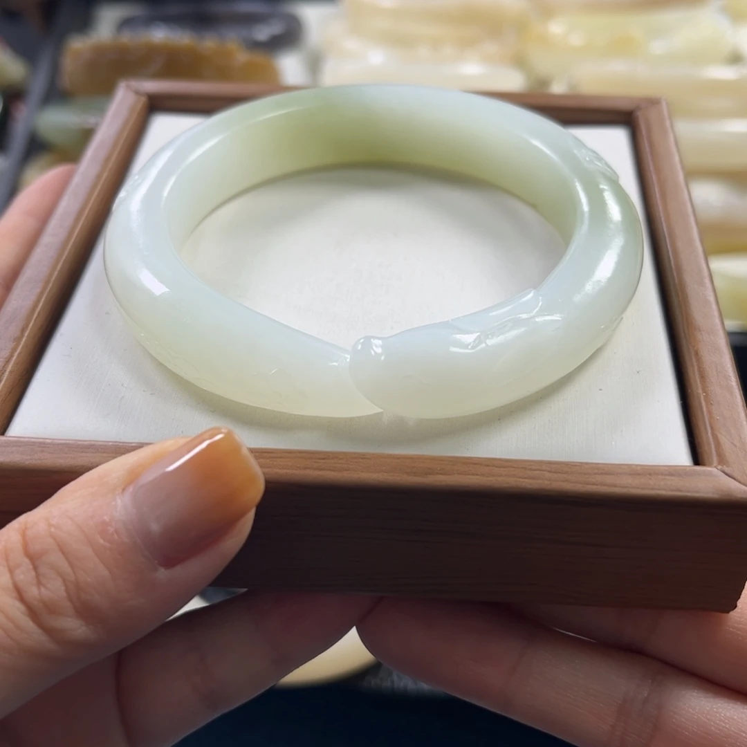 麻***串和田玉未镶嵌颈饰