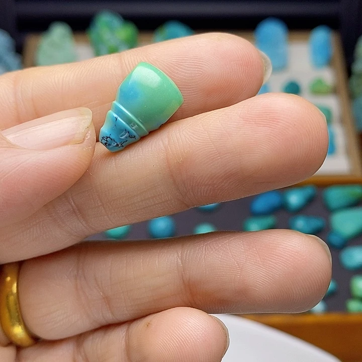 绿松石颈饰未镶嵌佳*