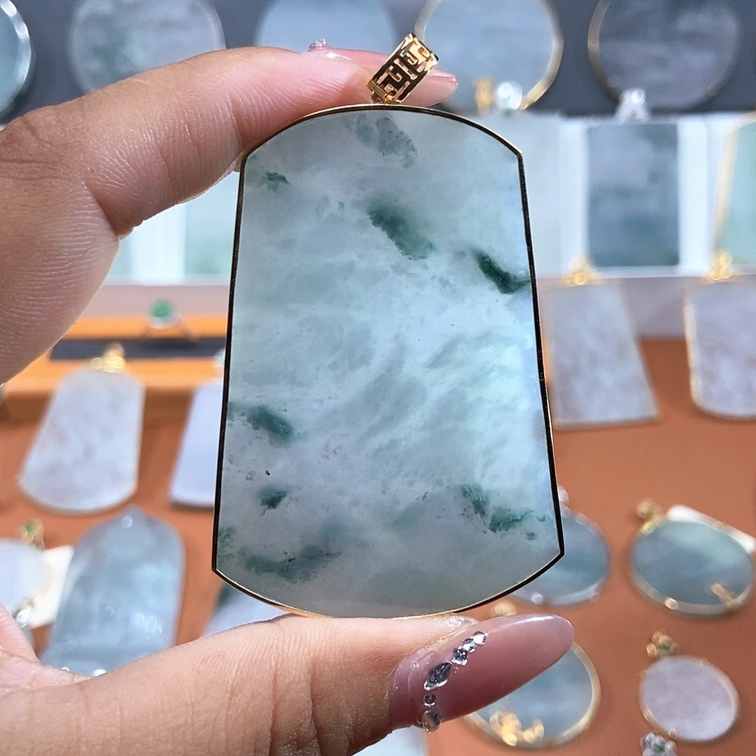 M***）翡翠18K金镶嵌吊坠(不含链)