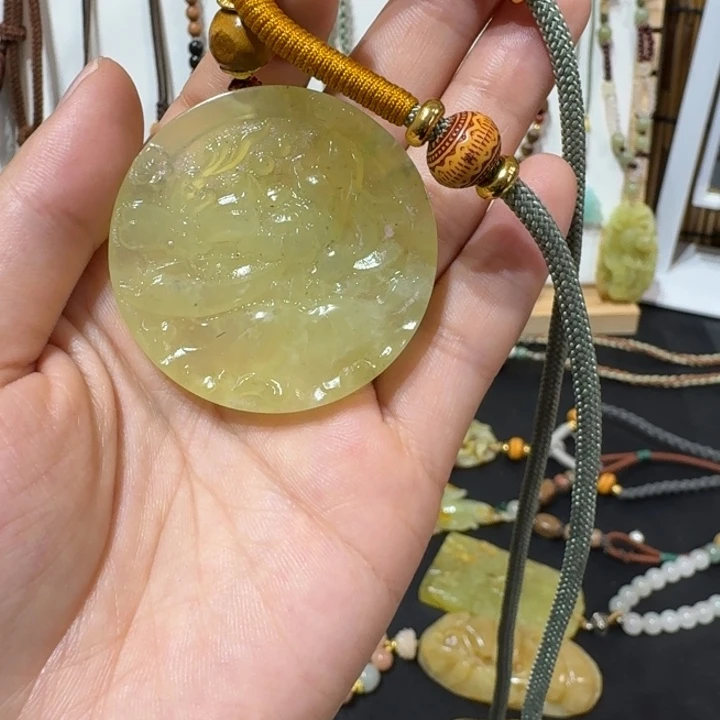 蛇纹石玉未镶嵌颈饰