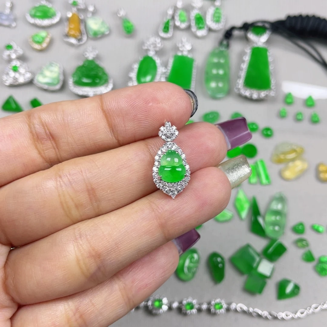 翡翠18K金镶嵌颈饰葫芦