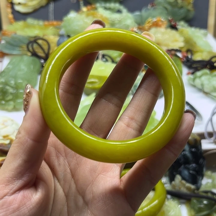 水***晶蛇纹石玉未镶嵌颈饰