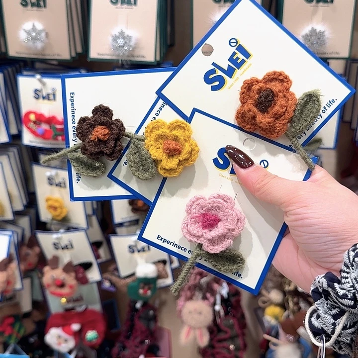 四个毛线花胸针款