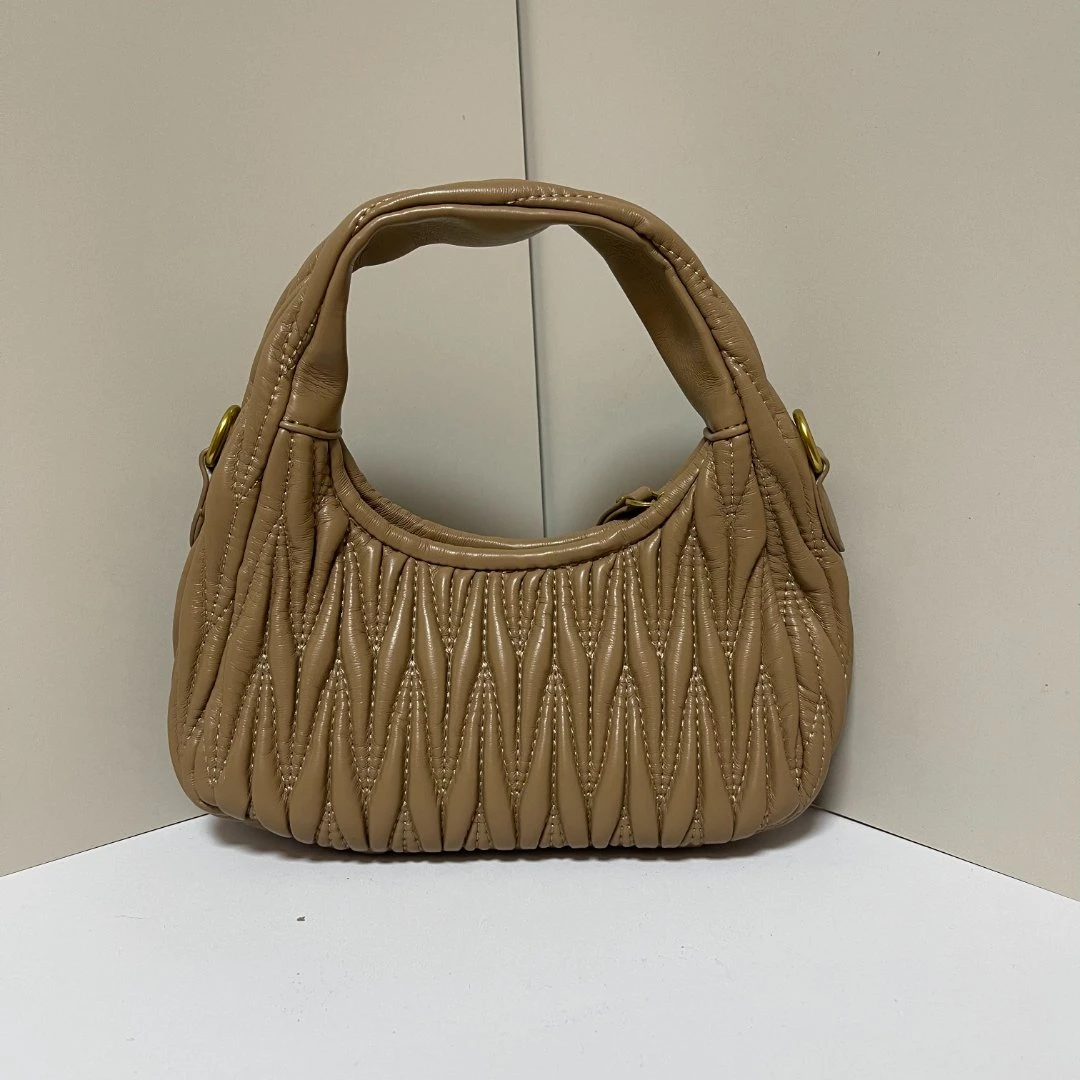 2025新款大牌挂件包包211杏（长22宽8高10）