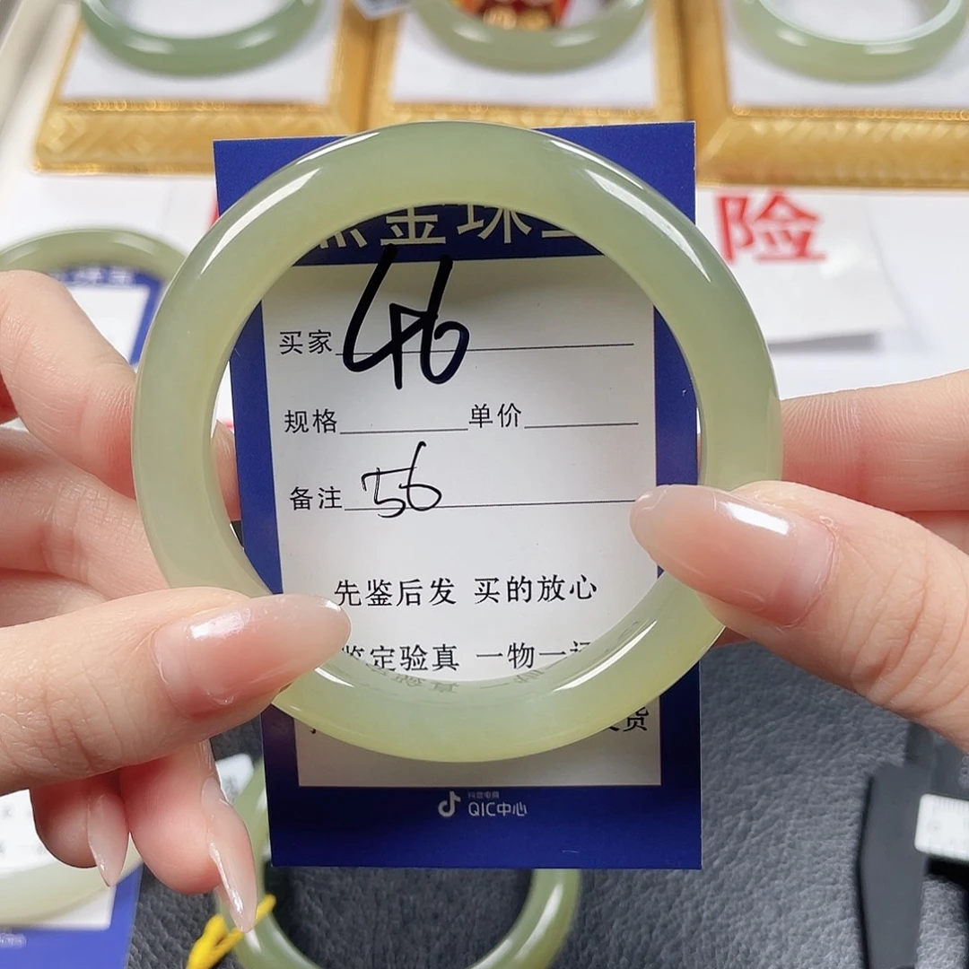 秀***肤和田玉未镶嵌手镯