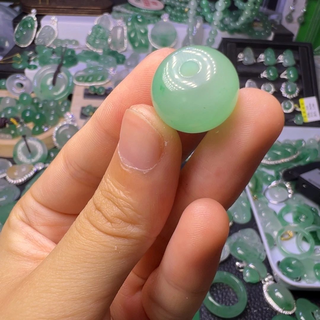 石英质玉（非洲翠）未镶嵌颈饰