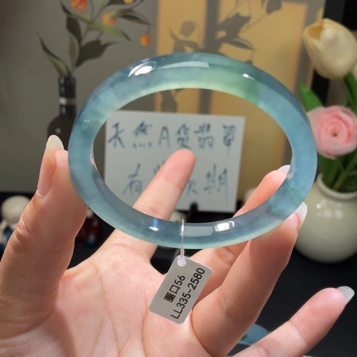 翡翠未镶嵌手镯冰蓝底飘黄