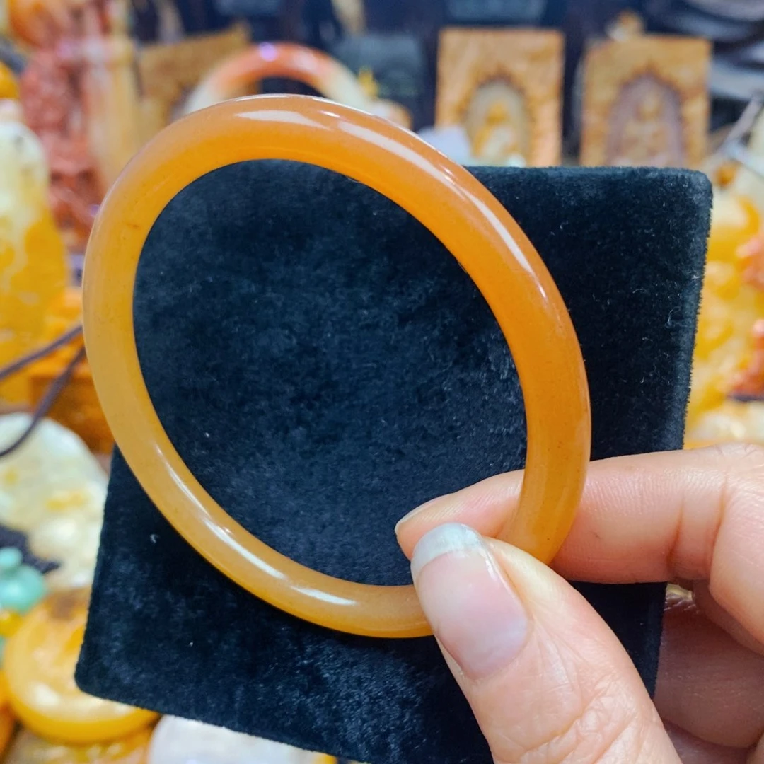 未镶嵌石英质玉（黄龙玉）颈饰