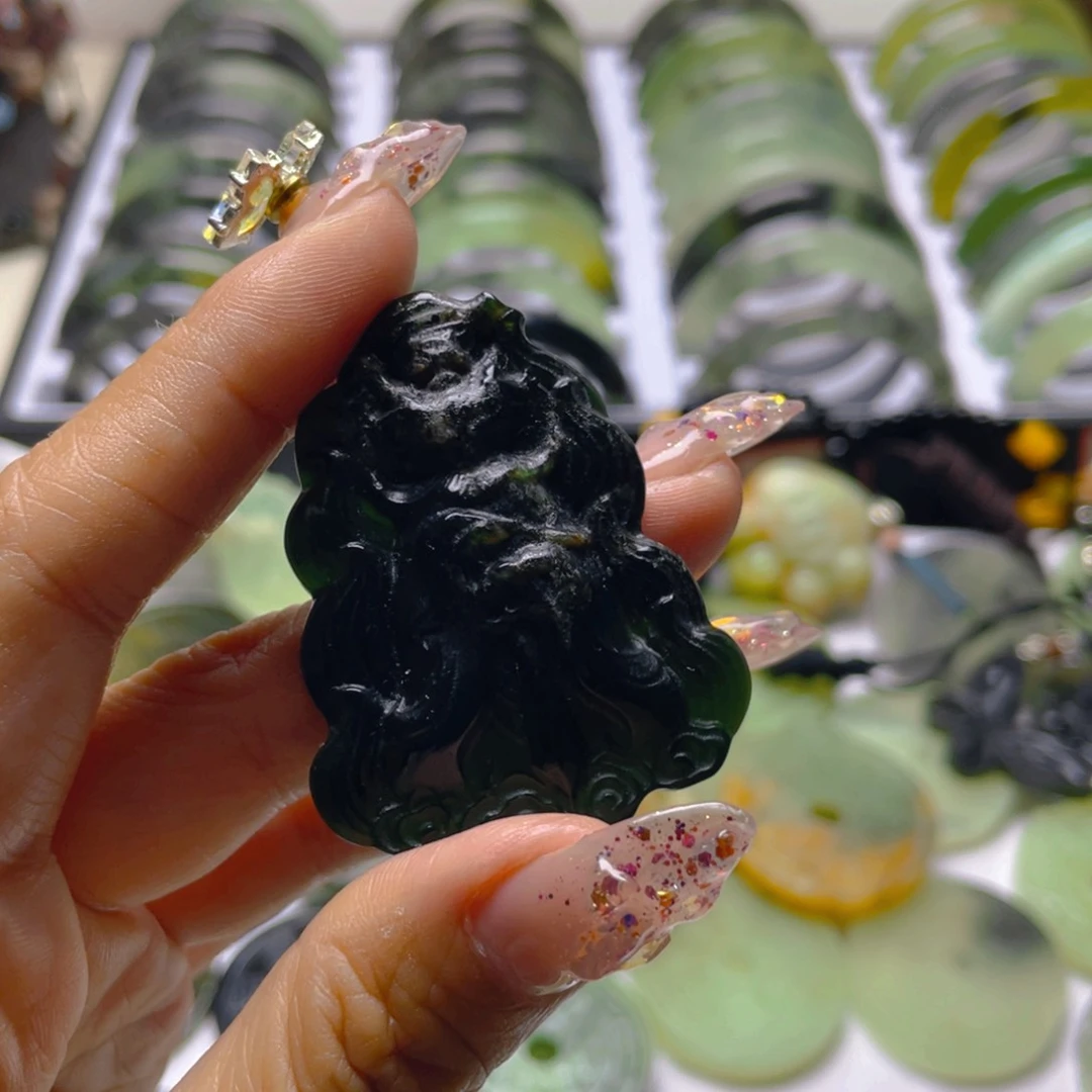 人***全蛇纹石玉未镶嵌颈饰