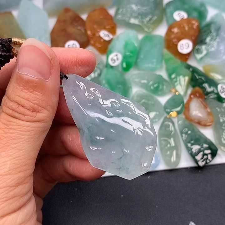 翡翠未镶嵌颈饰随型