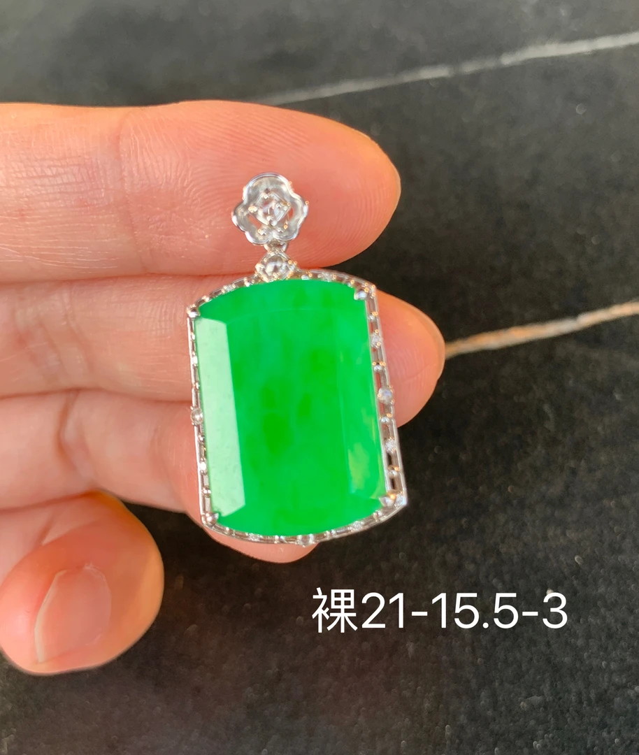 满绿无事牌翡翠吊坠