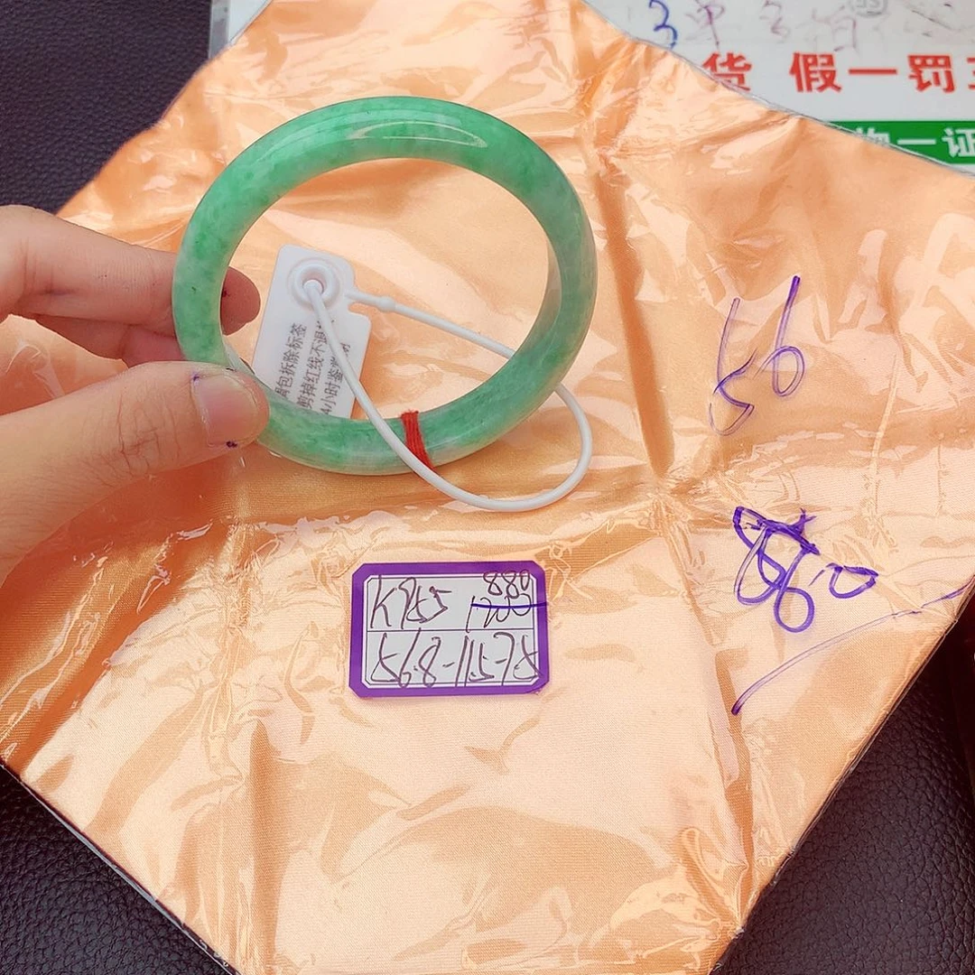 翡翠手镯未镶嵌我