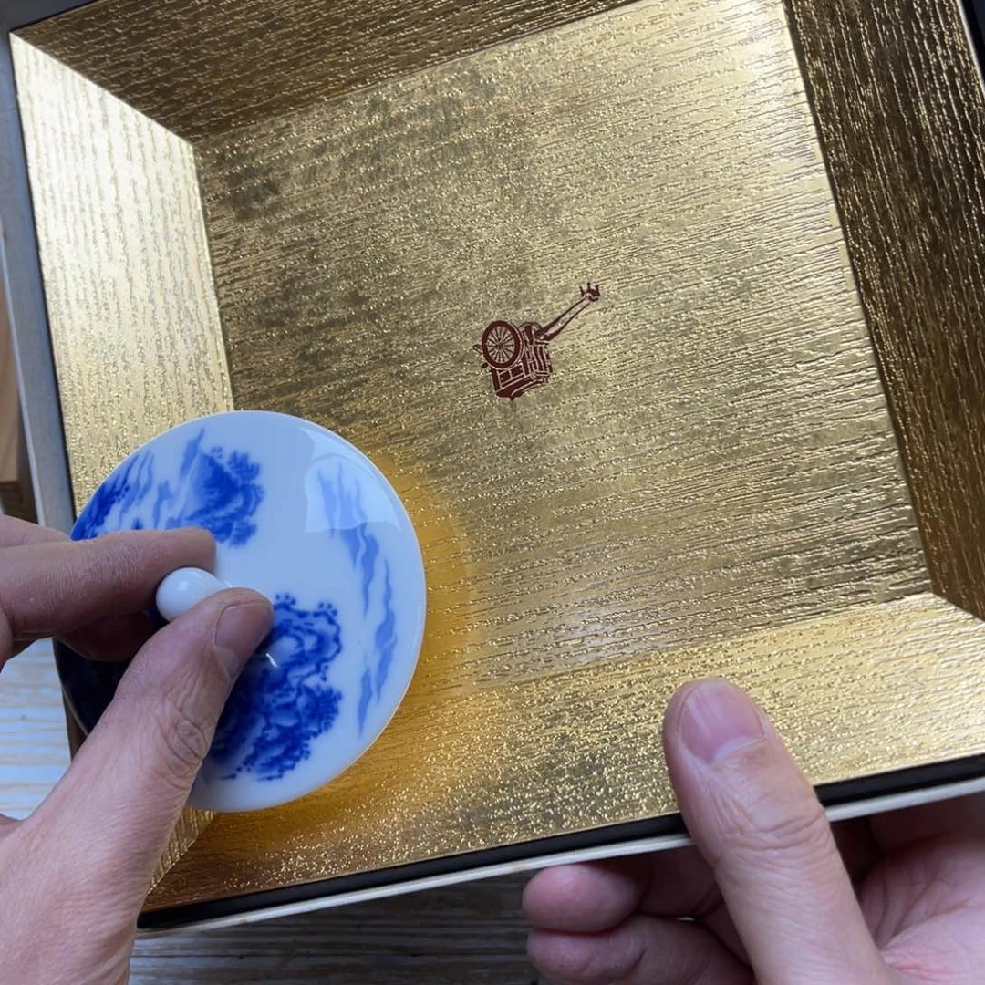 瓷片B****k密密麻麻地排列着一个大