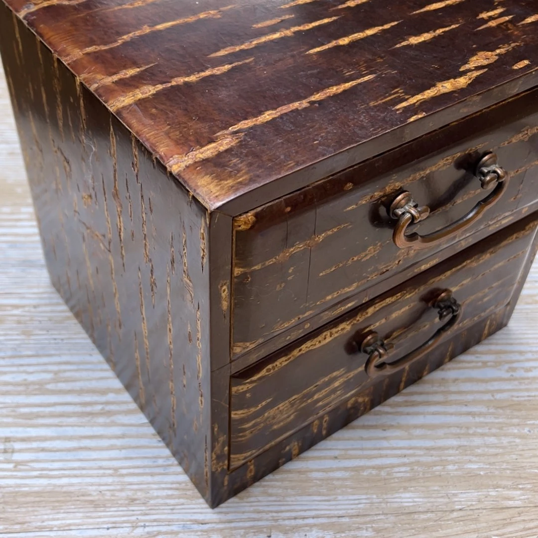 瓷片霸*龙密密麻麻地排列着一个