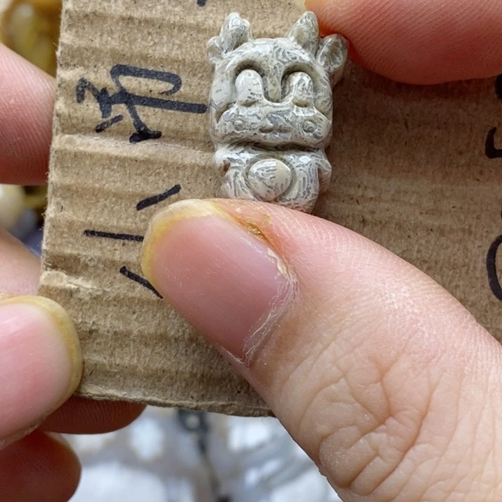 颈饰未镶嵌硅化珊瑚（珊瑚玉）隨*