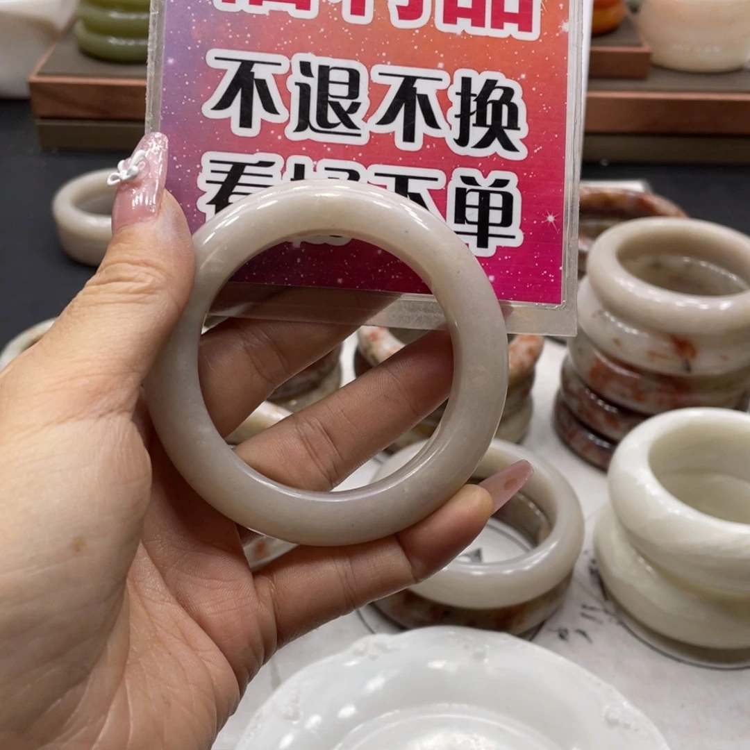 小***记未镶嵌手镯石英质玉