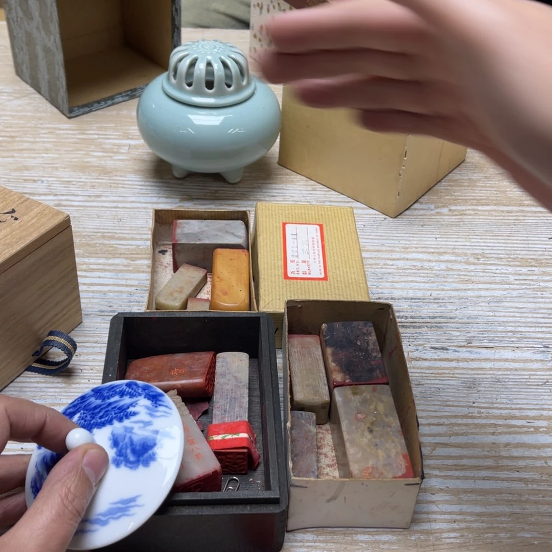 瓷片孛**象密密麻麻地排列着一个