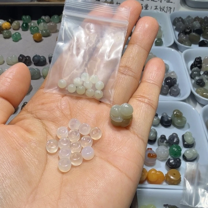 s***i和田玉未镶嵌珠宝半成品