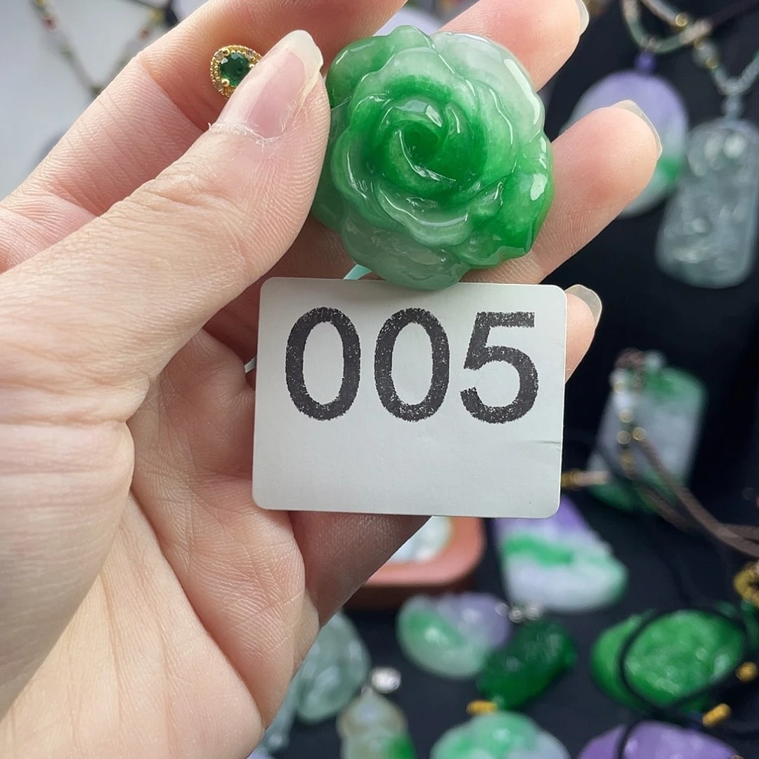 翡翠未镶嵌吊坠(赠链)