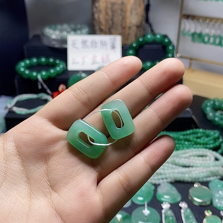 石英质玉（非洲翠）未镶嵌耳钉