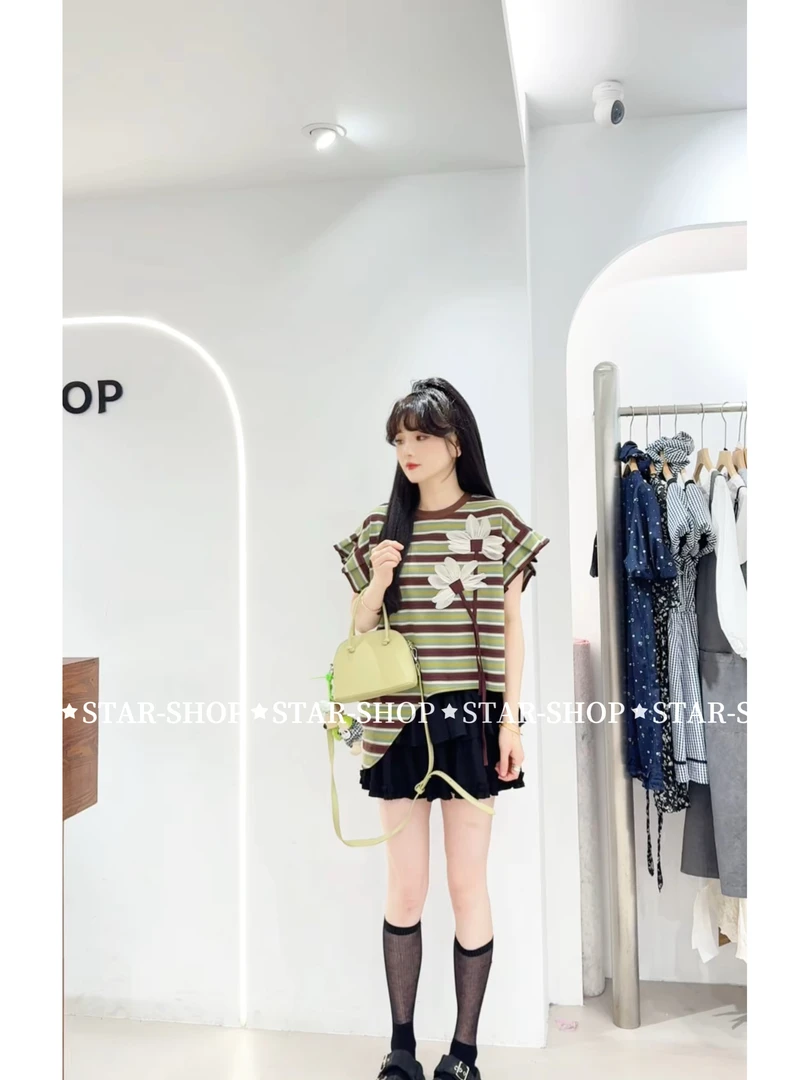 ｛抹茶黑巧｝立体花朵 不规则 木耳袖 条纹T恤