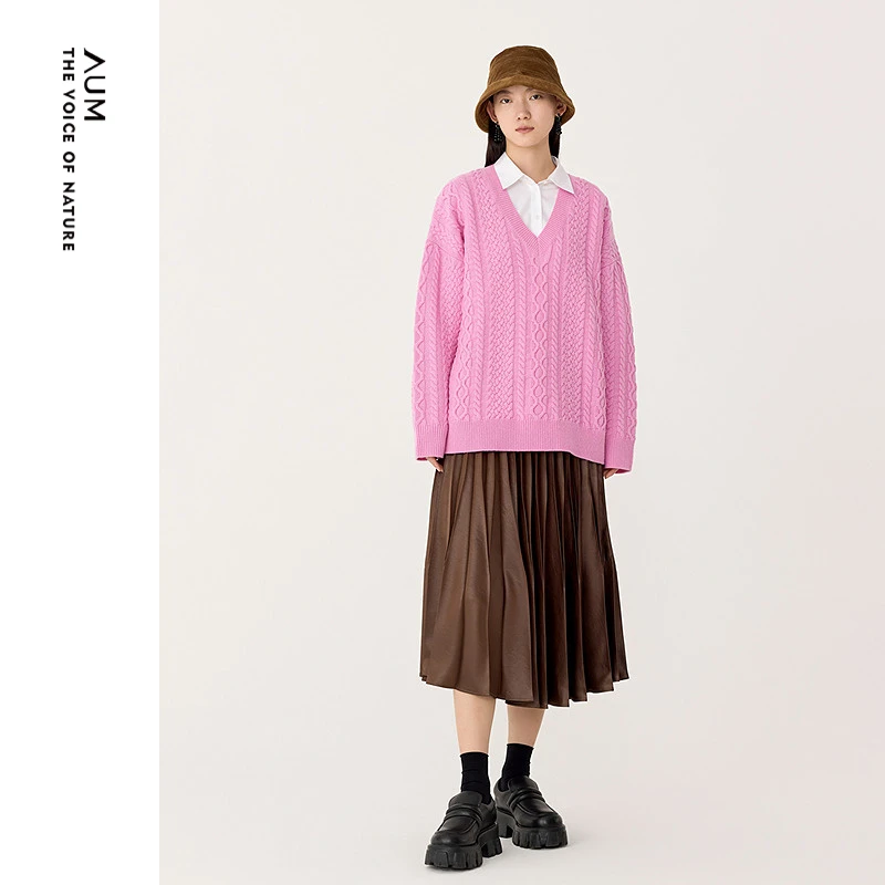 AUM/噢姆秋冬休闲套头V领减龄绞花毛衣针织宽松长袖上衣M1EG1S12M