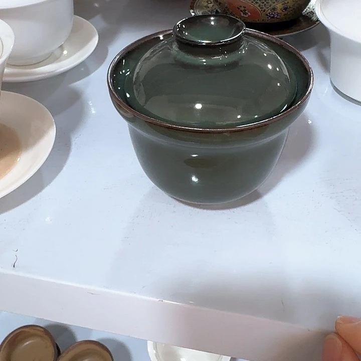 主人杯一个，瓷。品茗