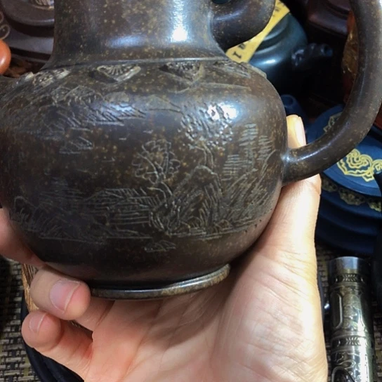 茶壶紫砂原矿泥料手工制作的一把紫砂壶。