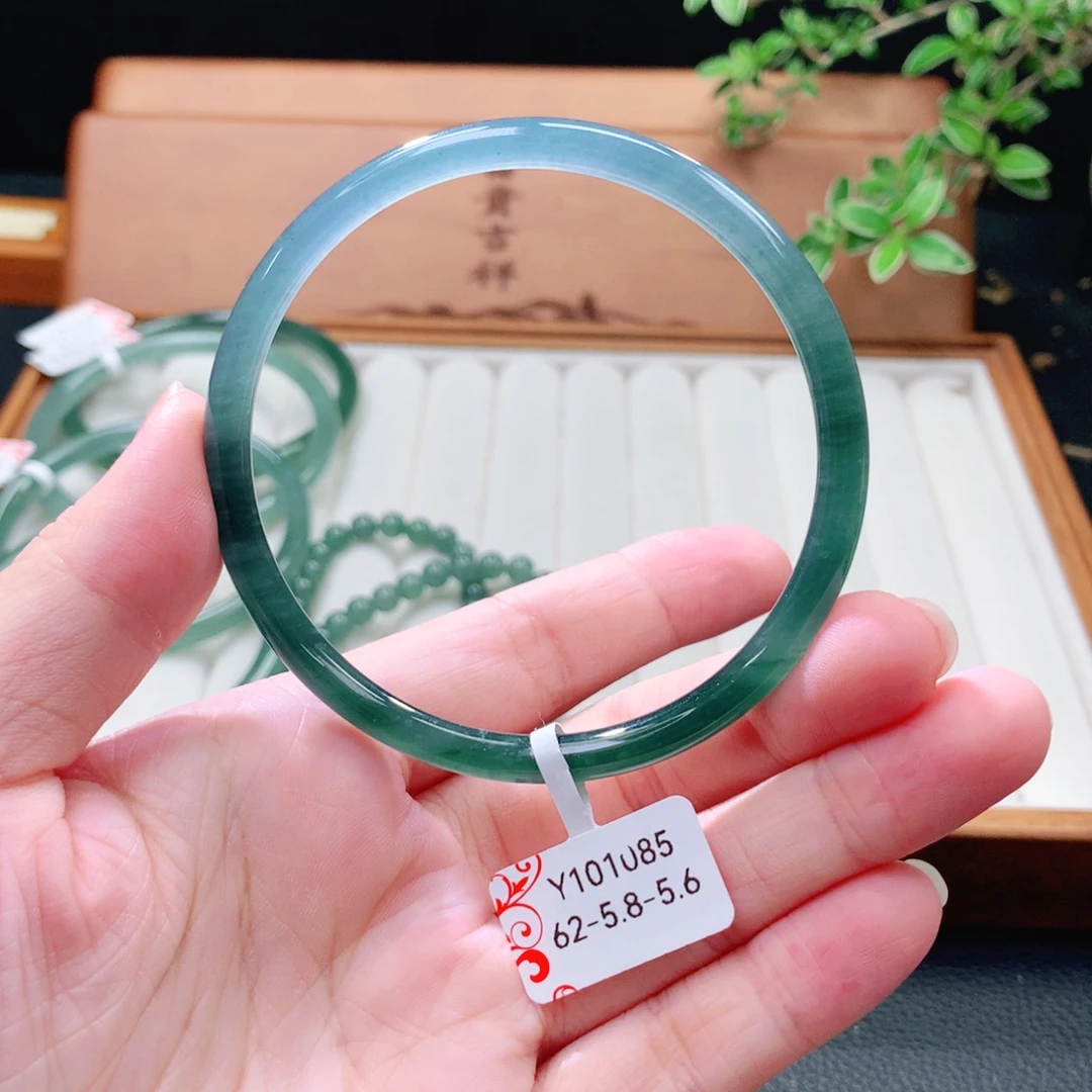 翡翠未镶嵌手镯（圆镯）