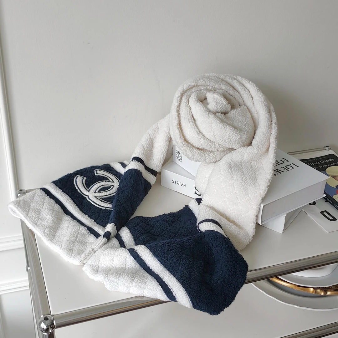 95新 Chanel/香奈儿  Azul-19B蓝拼白色山羊绒滑雪系列围巾 48810