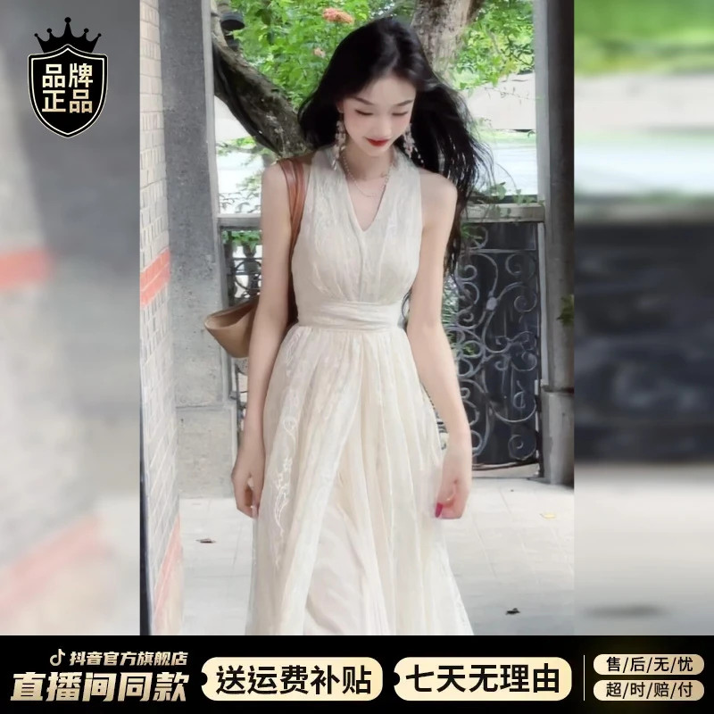 2025夏季新款法式白色挂脖吊带连衣裙子女海边度假风轻奢气质长裙