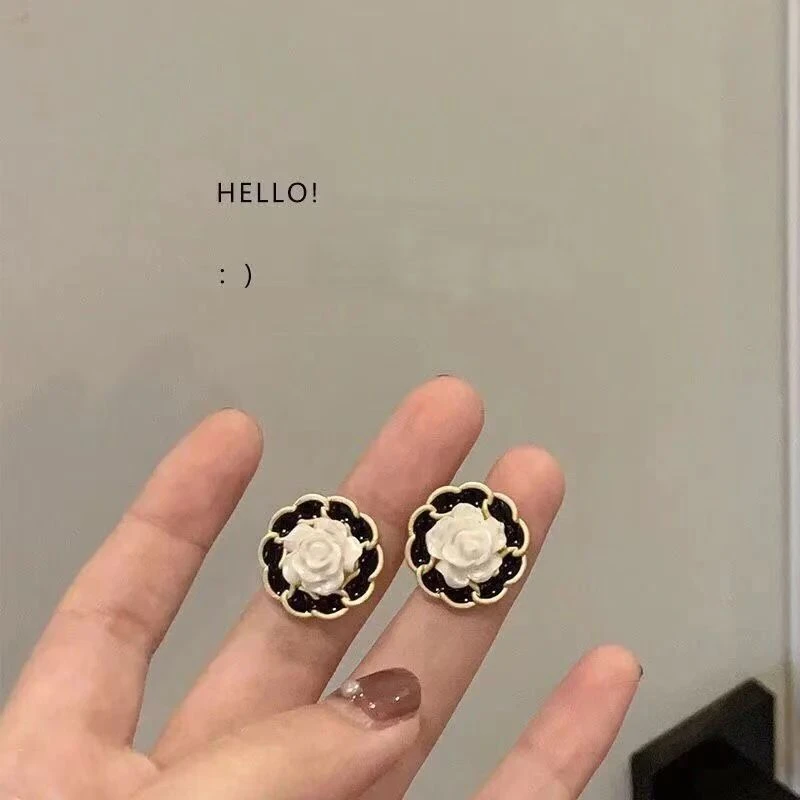 铜合金亚克力耳饰 黑色小香风爱心蝴蝶结耳钉女气质百搭耳环B51