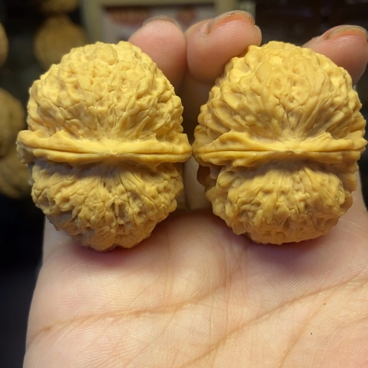 文玩核桃吊坠铁狮子