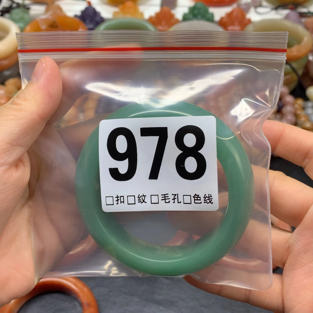 石英质玉手镯未镶嵌小**?