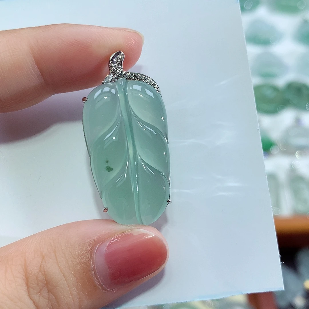 翡翠18K金镶嵌颈饰叶子