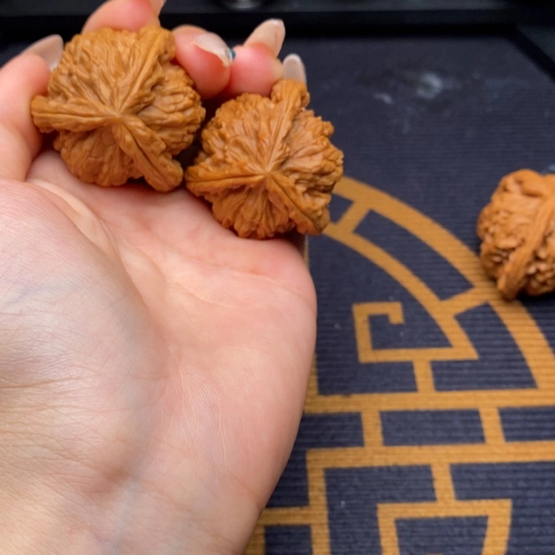 哈***板文玩核桃吊坠白狮子