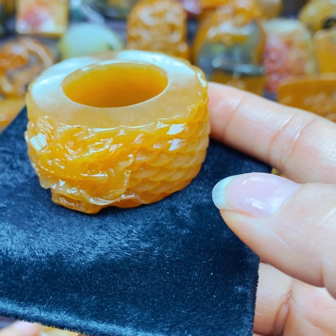 未镶嵌石英质玉（黄龙玉）颈饰
