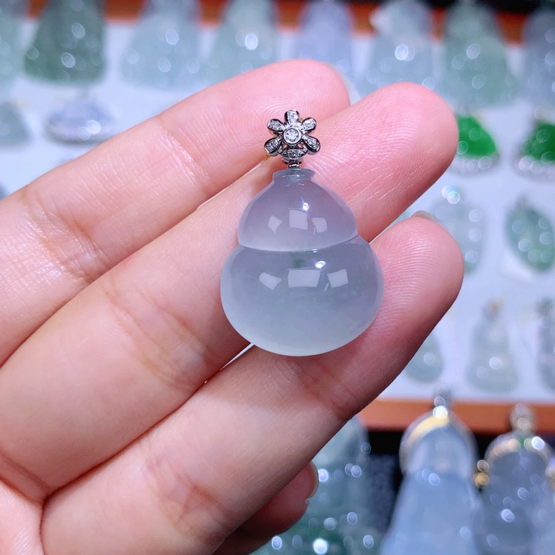 颈饰18K金镶嵌翡翠葫芦