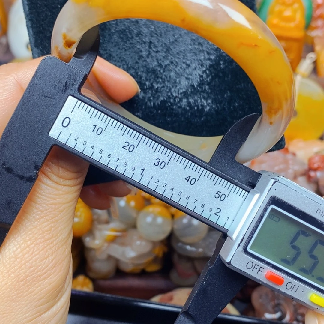 石英质玉（黄龙玉）未镶嵌颈饰