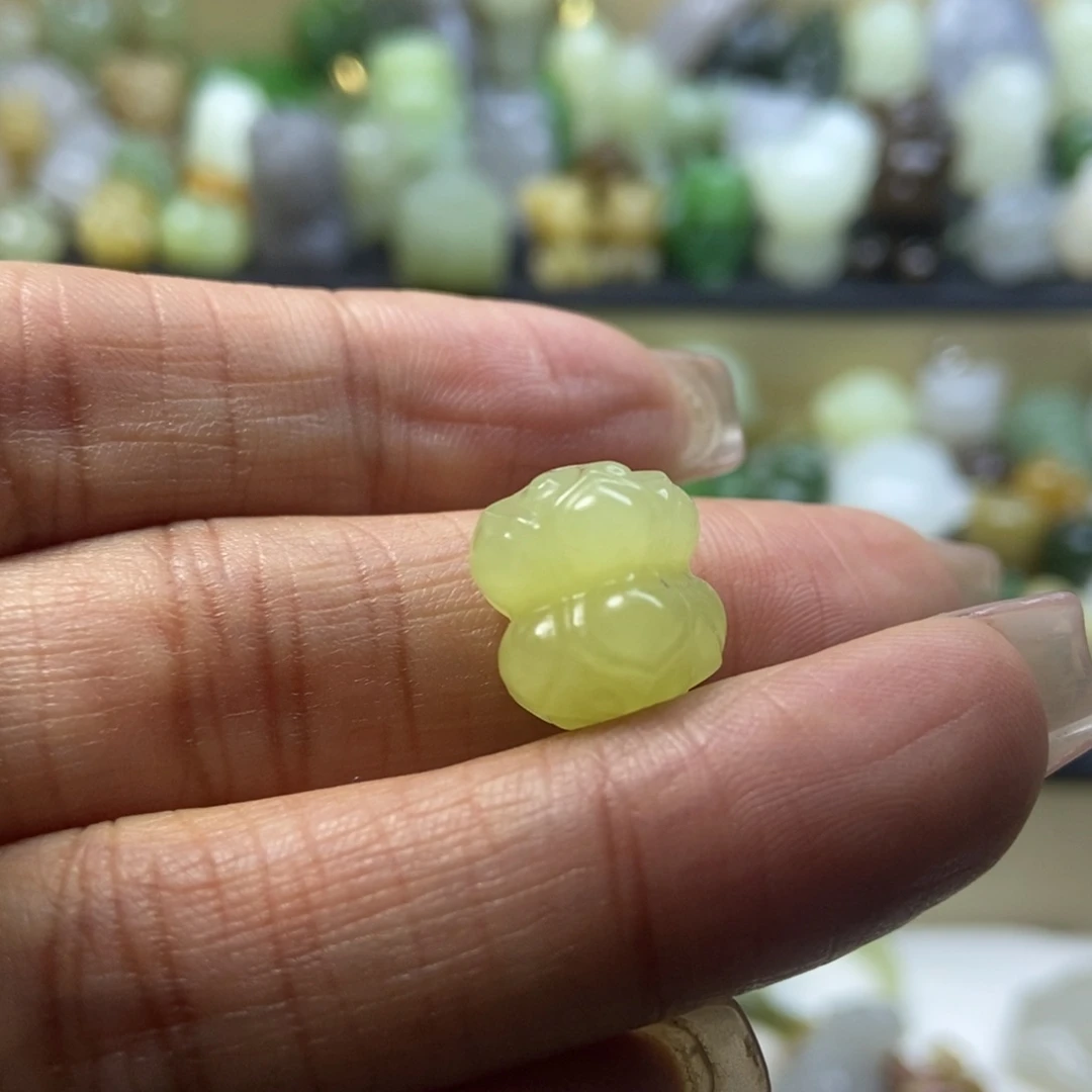 和田玉颈饰未镶嵌养****?