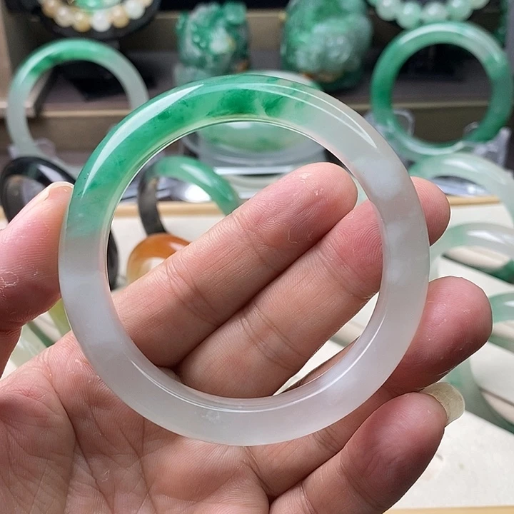 阳***好石英质玉（非洲翠）未镶嵌手镯