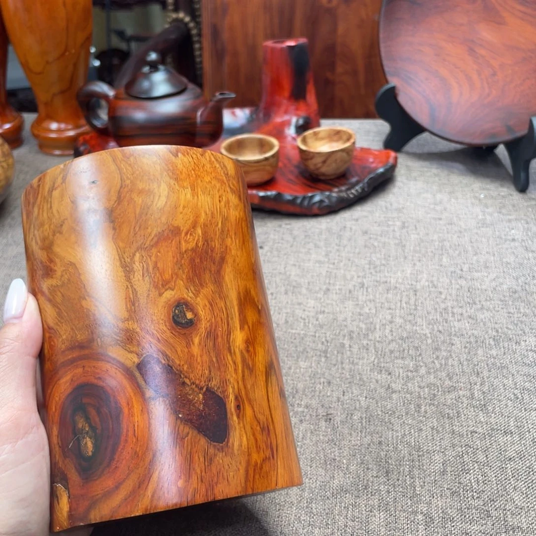 海黄新料笔筒一个