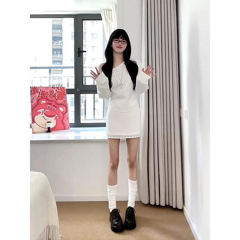 巨好看的早秋一整套2025年新款爆款女装斜白色波点上衣连衣裙子